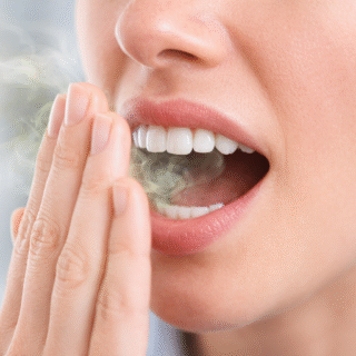 كيف تتخلص من رائحة الفم الكريهة ومتى تحتاج لزيارة طبيب؟