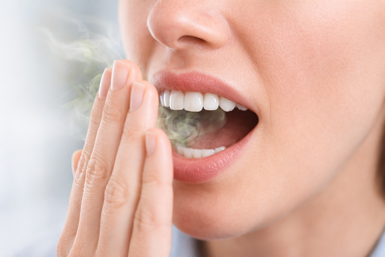 كيف تتخلص من رائحة الفم الكريهة ومتى تحتاج لزيارة طبيب؟